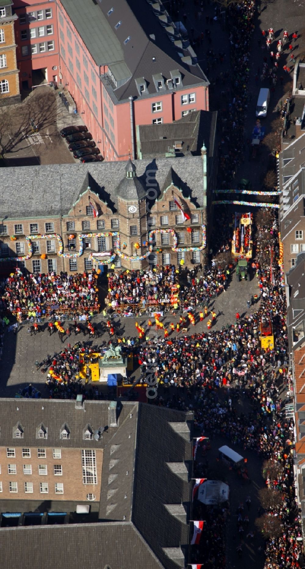 Aerial photograph Düsseldorf - Carnival parade on Historic City Hall in the Old Town in Dusseldorf in North Rhine-Westphalia