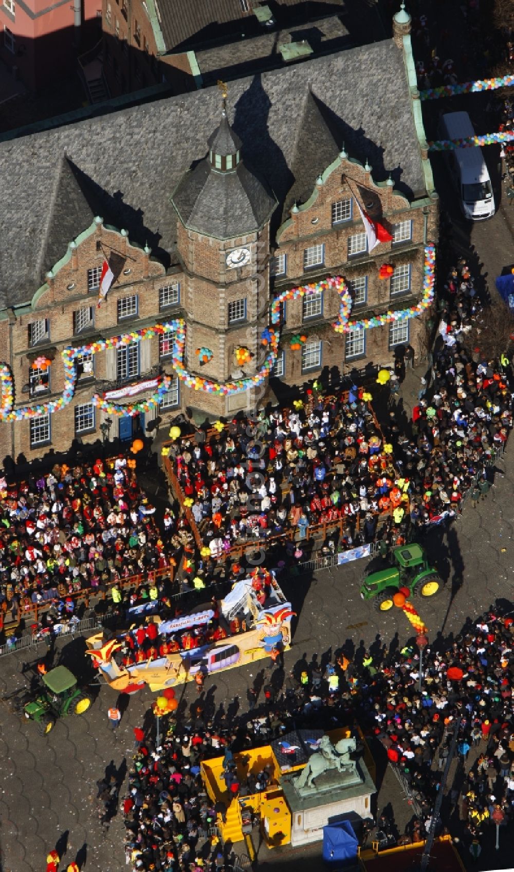 Aerial image Düsseldorf - Carnival parade on Historic City Hall in the Old Town in Dusseldorf in North Rhine-Westphalia