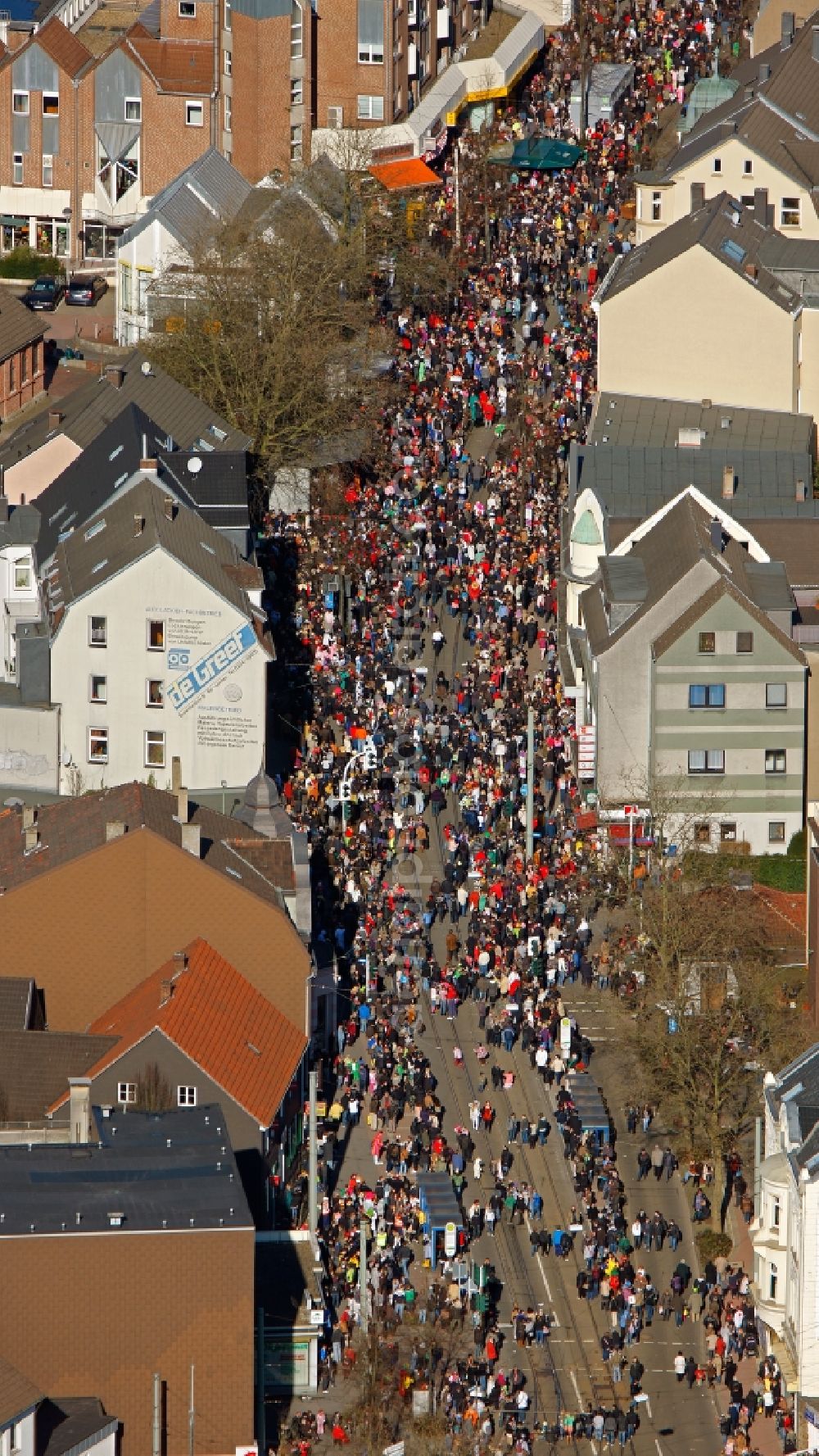 Aerial photograph Bochum OT Linden - View of a carnival procession in the district of Linden in Bochum in the state North Rhine-Westphalia