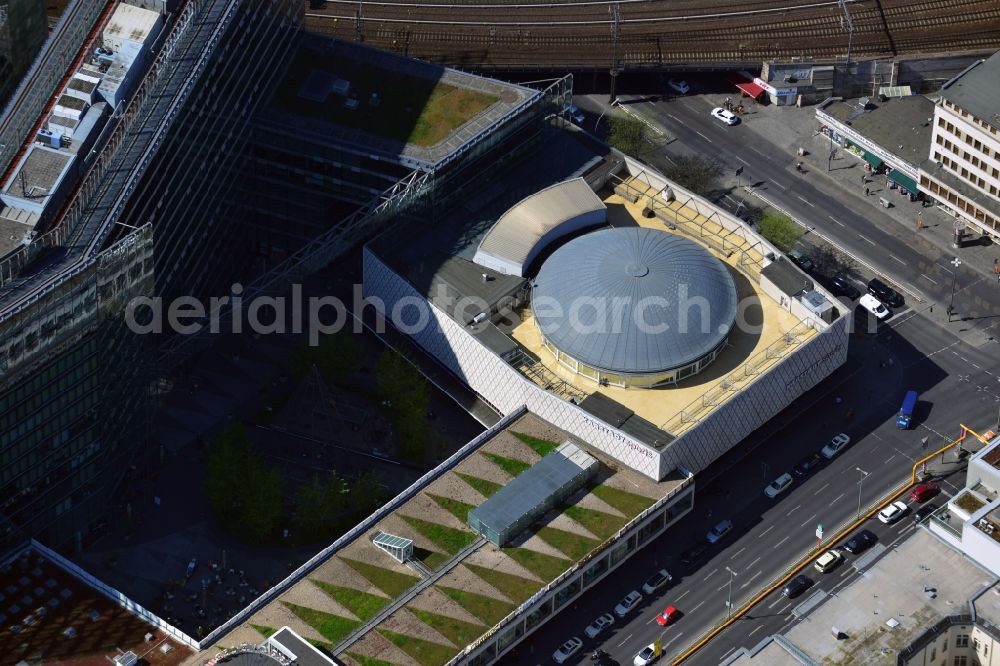 Aerial photograph Berlin - At the corner Joachimstalerstrasse - Kantrasse in the Charlottenburg district of Berlin, the department store chain Karstadt operates a sports sporting goods store the Karstdt sports. In the vernacular, the building is named because of its dome roof Groschen Moschee. The store is part of the shopping and service center Neues Kranzler Eck