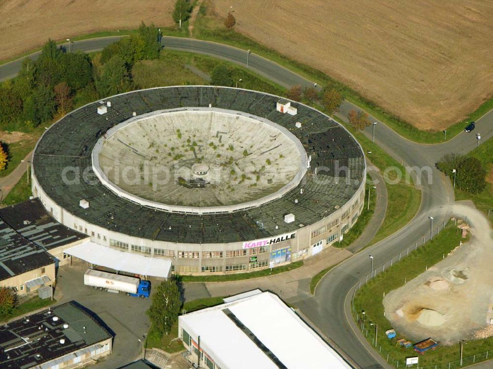 Aerial photograph Fraureuth - Die GO-KART Racinghall Fraureuth besteht seit 1999. Es ist eine sehr kurvenreiche und anspruchsvolle Strecke im einmaligen Rundbau Europas, ehm. MASSI. GO-KART Racinghall Fraureuth, Die Karthalle im Rundbau, Werdauerstraße 49-51, 08427 Fraureuth/Werdau, Tel:03761/760066, Fax:03660820412, E-M@il:info@karthalle.de, Achim Walder: