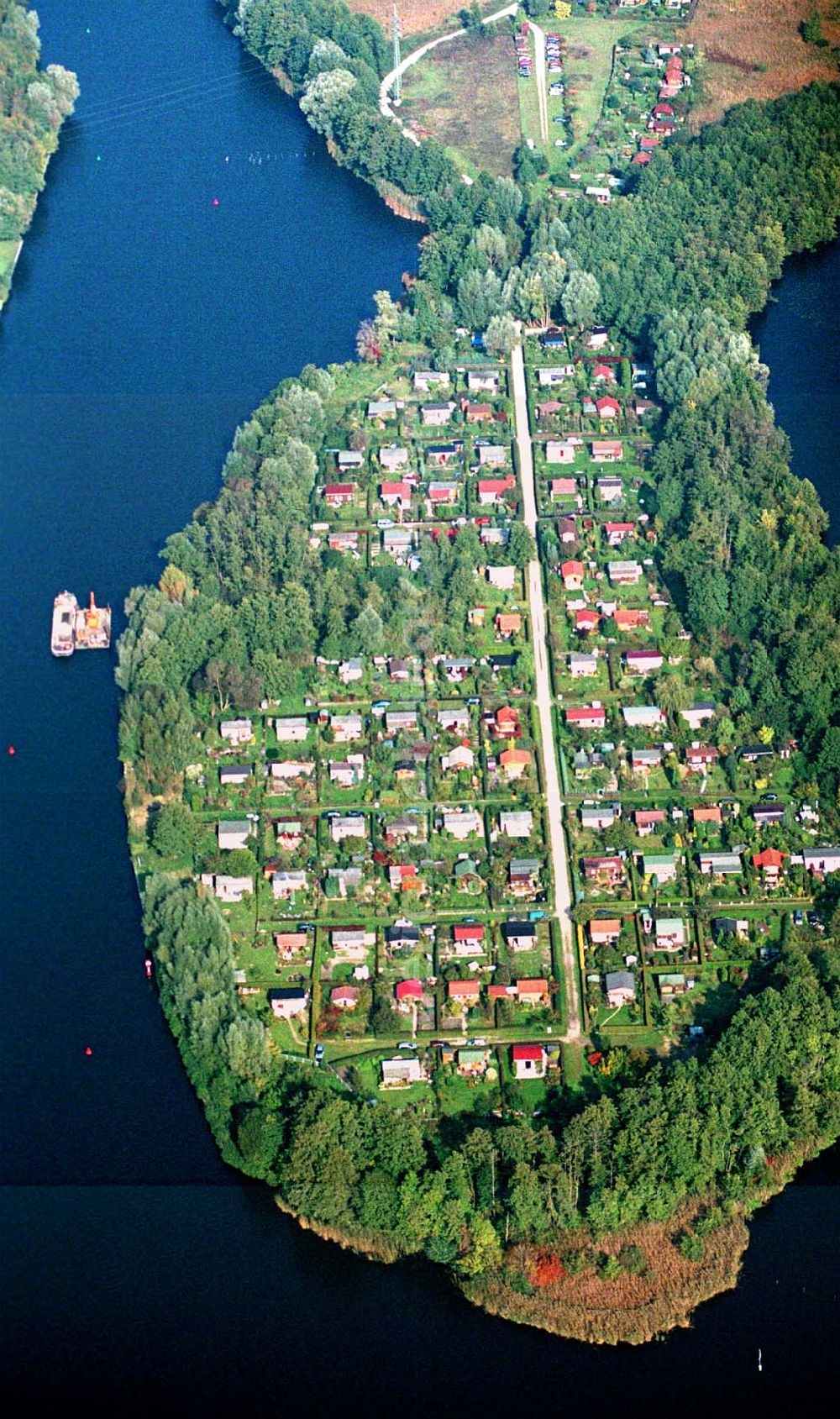 Aerial photograph Wildau / Brandenburg - Eine Kleingartenanlage nahe bei Wildau, an der Dahme im LDS- Kreis / Brandenburg. Diese Anlage liegt auf einer halbinsel der Dahme und ist mit Bäumen umsäumt.