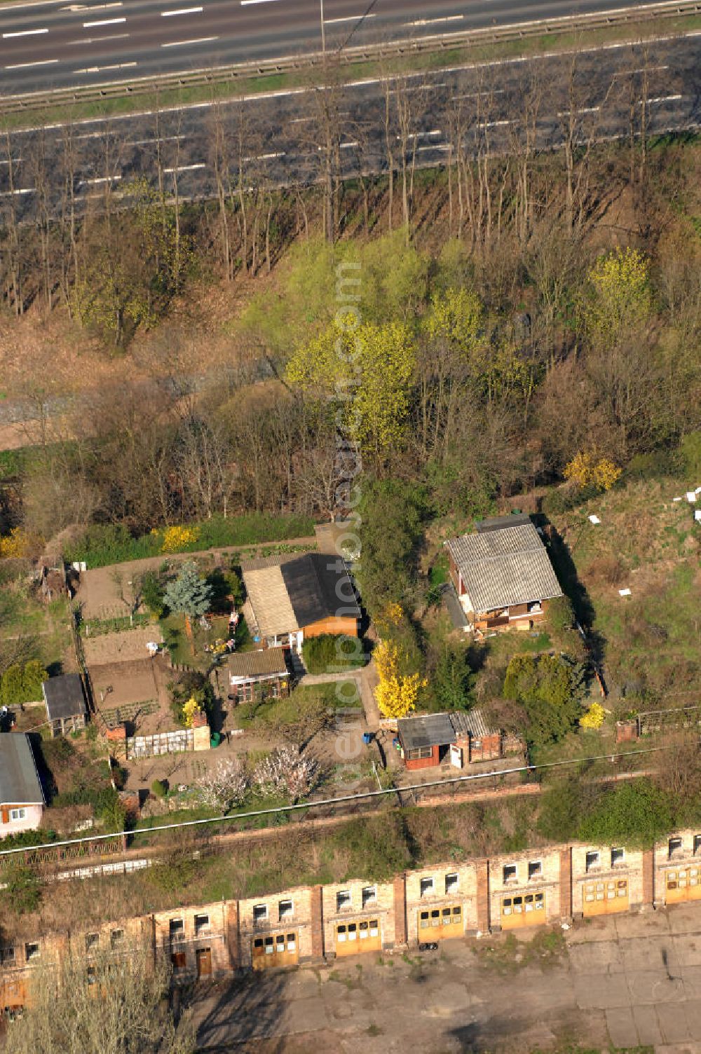 Magdeburg from the bird's eye view: Blick auf die Kasematten an der Maybachstraße, der Westwall. Eine Kasematte ist ein vor Artilleriebeschuss geschütztes unterirdisches Gewölbe im Festungsbau. Auf den Kasematten befindet sich eine Kleingartenanlge und im Hintergrund die Schnellstraße / Tangente welche quer durch Magdeburg führt.