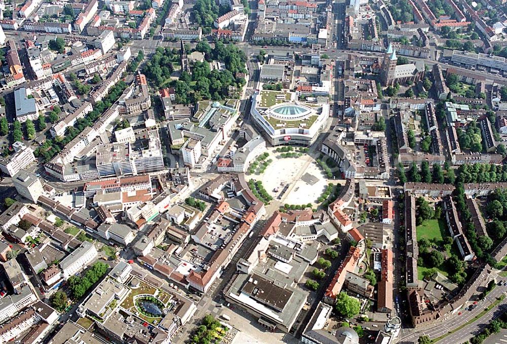 Kassel / Hessen from the bird's eye view: Kassel / Hessen Blick auf das Zentrum von Kassel; im Mittelpunkt der ringförmige Königsplatz mit dem angrenzenden ECE-Einkaufscenter DEZ