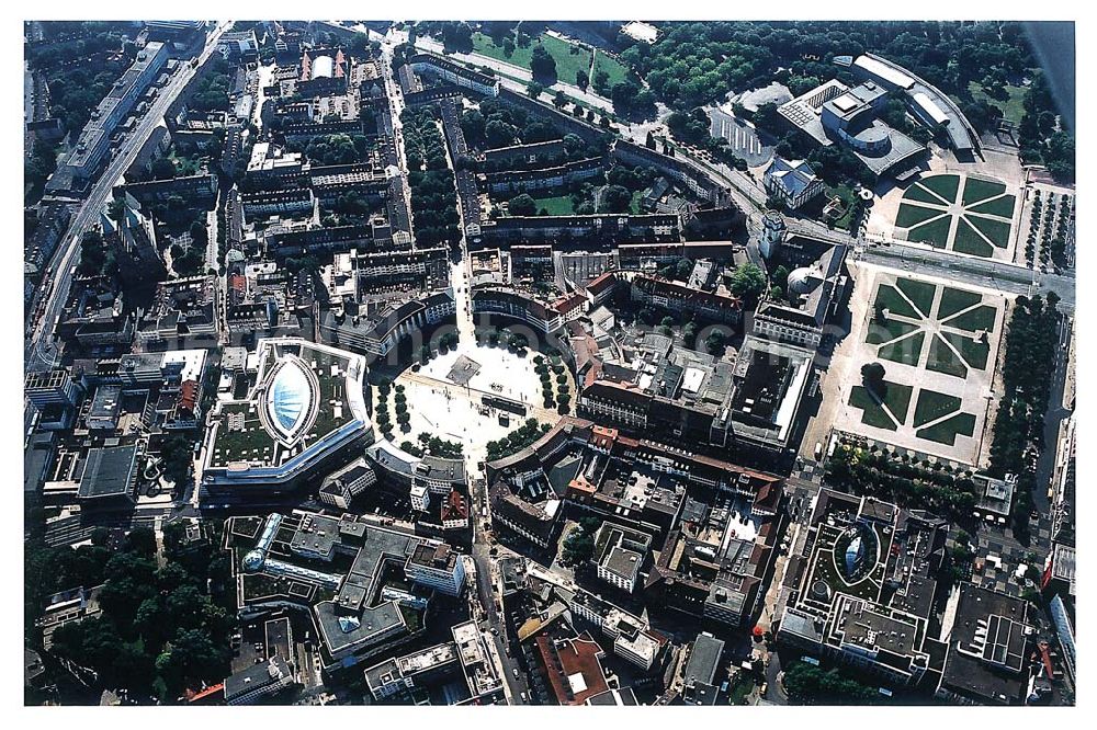 Kassel / Hessen from the bird's eye view: Kassel / Hessen Blick auf das Zentrum von Kassel; im Mittelpunkt der ringförmige Königsplatz mit dem angrenzenden ECE-Einkaufscenter DEZ