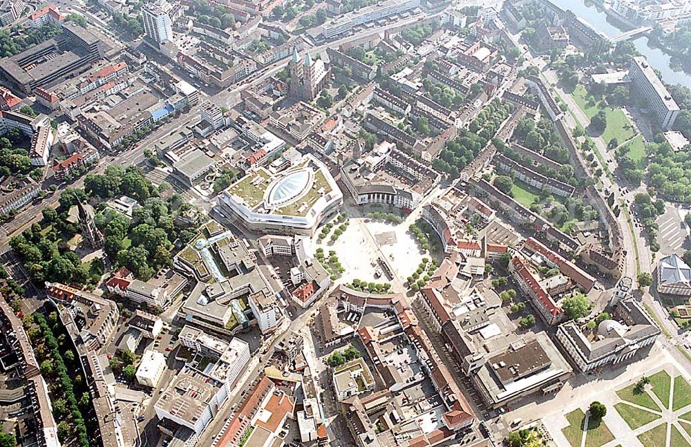 Aerial image Kassel / Hessen - Kassel / Hessen Blick auf das Zentrum von Kassel; im Mittelpunkt der ringförmige Königsplatz mit dem angrenzenden ECE-Einkaufscenter DEZ