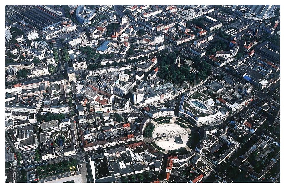 Kassel / Hessen from above - Kassel / Hessen Blick auf das Zentrum von Kassel; im Mittelpunkt der ringförmige Königsplatz mit dem angrenzenden ECE-Einkaufscenter DEZ; oben: der Kasseler Hauptbahnhof