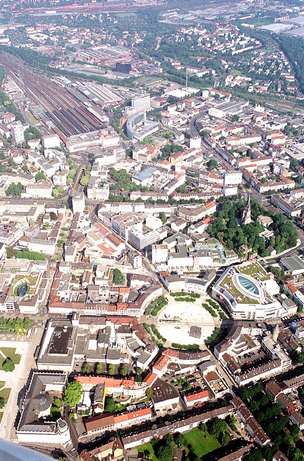 Kassel / Hessen from the bird's eye view: Kassel / Hessen Blick auf das Zentrum von Kassel; im Mittelpunkt der ringförmige Königsplatz mit dem angrenzenden ECE-Einkaufscenter DEZ; oben: der Kasseler Hauptbahnhof