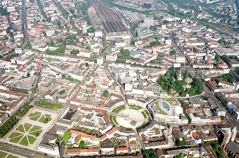 Aerial image Kassel / Hessen - Kassel / Hessen Blick auf das Zentrum von Kassel; im Mittelpunkt der ringförmige Königsplatz mit dem angrenzenden ECE-Einkaufscenter DEZ; oben: der Kasseler Hauptbahnhof