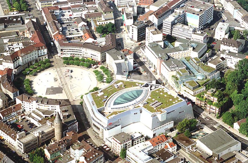 Kassel / Hessen from above - Kassel / Hessen ECE-Einkaufscenter DEZ am ringförmig angelegten Königsplatz (mit Straßenbahnverbindung) im Zentrum von Kassel in Hessen