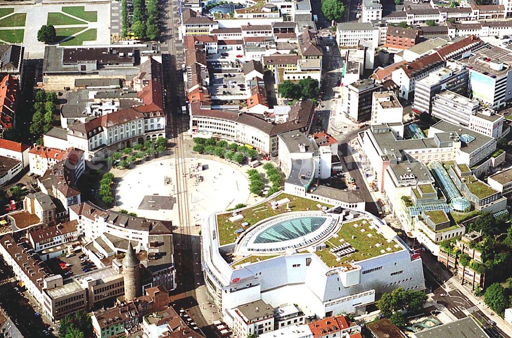 Kassel / Hessen from the bird's eye view: Kassel / Hessen ECE-Einkaufscenter DEZ am ringförmig angelegten Königsplatz (mit Straßenbahnverbindung) im Zentrum von Kassel in Hessen