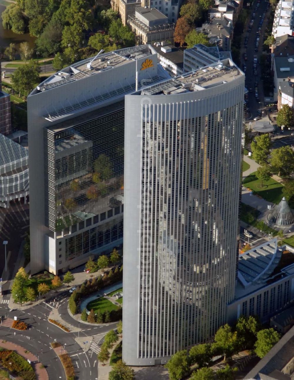 Aerial image Frankfurt am Main - Blick auf die beiden Frankfurter Hochhäuser Kastor und Pollux. Sie bilden einen Komplex, auch wenn es sich tatsächlich um zwei Gebäude handelt. Die ungleichen Zwillinge wurden nach den Dioskuren der griechischen Mythologie Kastor und Pollux benannt und wurden 1997 errichtet. Kastor & Pollux / Platz der Einheit 1 in 60327 Frankfurt / Main - Regus GmbH & Co. KG - Komplementär: RegusVerwaltungs GmbH - Geschäftsführer: Mark Dixon - Anschrift: An der Welle 4, 60322 Frankfurt am Main - Hausanschrift: Prinzenallee 7, 40549 Düsseldorf - Telefon: +49(0)211/52025-0 - Telefax: +49(0)211/52025-370 Emailadresse: germany@regus.com