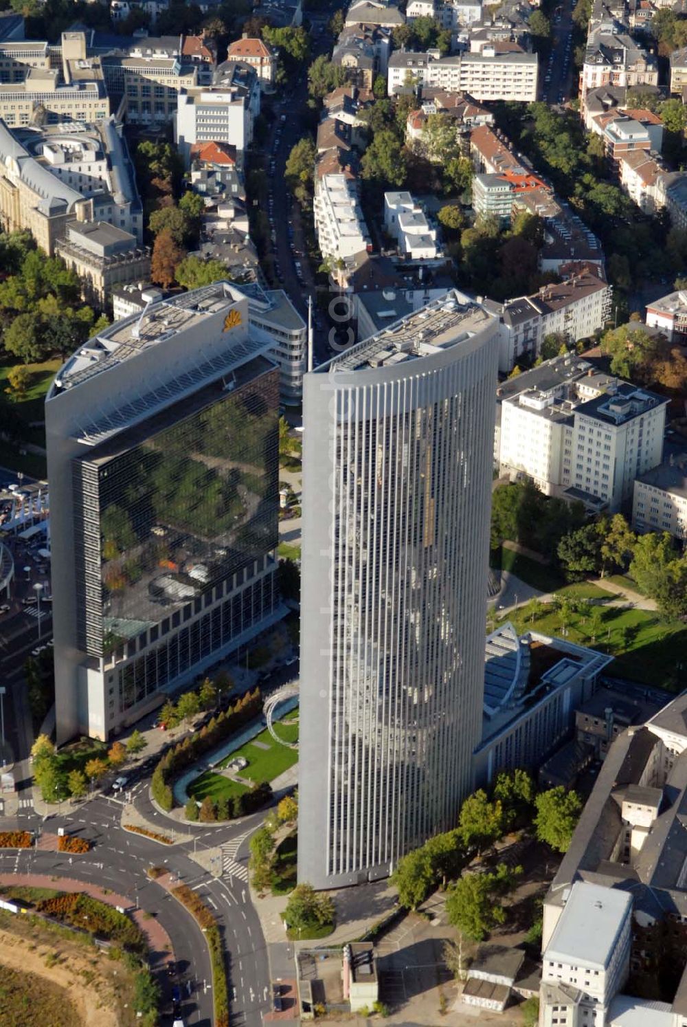 Aerial photograph Frankfurt am Main - Blick auf die beiden Frankfurter Hochhäuser Kastor und Pollux. Sie bilden einen Komplex, auch wenn es sich tatsächlich um zwei Gebäude handelt. Die ungleichen Zwillinge wurden nach den Dioskuren der griechischen Mythologie Kastor und Pollux benannt und wurden 1997 errichtet. Kastor & Pollux / Platz der Einheit 1 in 60327 Frankfurt / Main - Regus GmbH & Co. KG - Komplementär: RegusVerwaltungs GmbH - Geschäftsführer: Mark Dixon - Anschrift: An der Welle 4, 60322 Frankfurt am Main - Hausanschrift: Prinzenallee 7, 40549 Düsseldorf - Telefon: +49(0)211/52025-0 - Telefax: +49(0)211/52025-370 Emailadresse: germany@regus.com