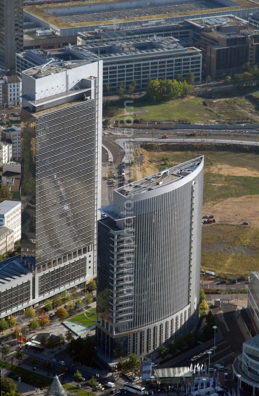 Frankfurt am Main from above - Blick auf die beiden Frankfurter Hochhäuser Kastor und Pollux. Sie bilden einen Komplex, auch wenn es sich tatsächlich um zwei Gebäude handelt. Die ungleichen Zwillinge wurden nach den Dioskuren der griechischen Mythologie Kastor und Pollux benannt und wurden 1997 errichtet. Kastor & Pollux / Platz der Einheit 1 in 60327 Frankfurt / Main - Regus GmbH & Co. KG - Komplementär: RegusVerwaltungs GmbH - Geschäftsführer: Mark Dixon - Anschrift: An der Welle 4, 60322 Frankfurt am Main - Hausanschrift: Prinzenallee 7, 40549 Düsseldorf - Telefon: +49(0)211/52025-0 - Telefax: +49(0)211/52025-370 Emailadresse: germany@regus.com