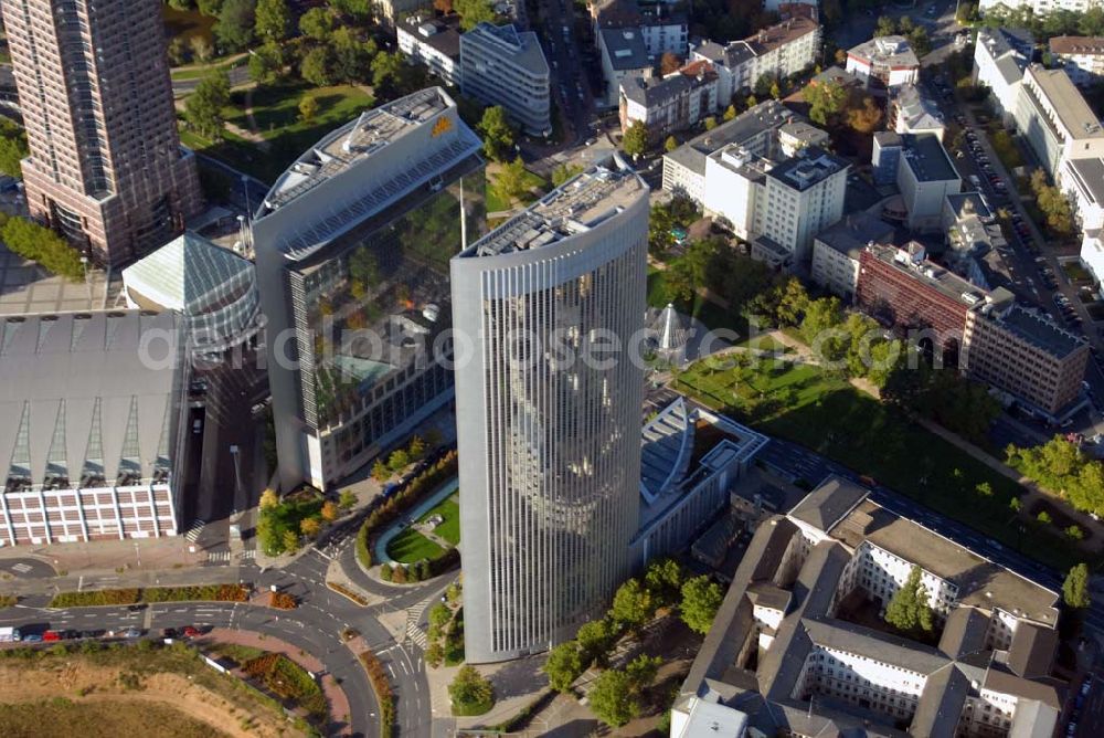 Frankfurt am Main from the bird's eye view: Blick auf die beiden Frankfurter Hochhäuser Kastor und Pollux. Sie bilden einen Komplex, auch wenn es sich tatsächlich um zwei Gebäude handelt. Die ungleichen Zwillinge wurden nach den Dioskuren der griechischen Mythologie Kastor und Pollux benannt und wurden 1997 errichtet. Kastor & Pollux / Platz der Einheit 1 in 60327 Frankfurt / Main - Regus GmbH & Co. KG - Komplementär: RegusVerwaltungs GmbH - Geschäftsführer: Mark Dixon - Anschrift: An der Welle 4, 60322 Frankfurt am Main - Hausanschrift: Prinzenallee 7, 40549 Düsseldorf - Telefon: +49(0)211/52025-0 - Telefax: +49(0)211/52025-370 Emailadresse: germany@regus.com