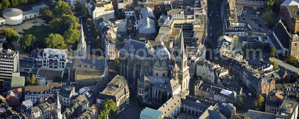 Aerial photograph Aachen - Church building of the cathedral of Aachener Dom on Domhof in Aachen in the state North Rhine-Westphalia, Germany