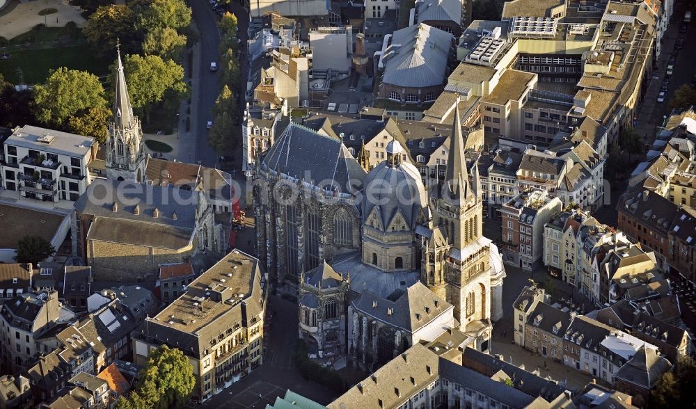 Aachen from the bird's eye view: Church building of the cathedral of Aachener Dom on Domhof in Aachen in the state North Rhine-Westphalia, Germany