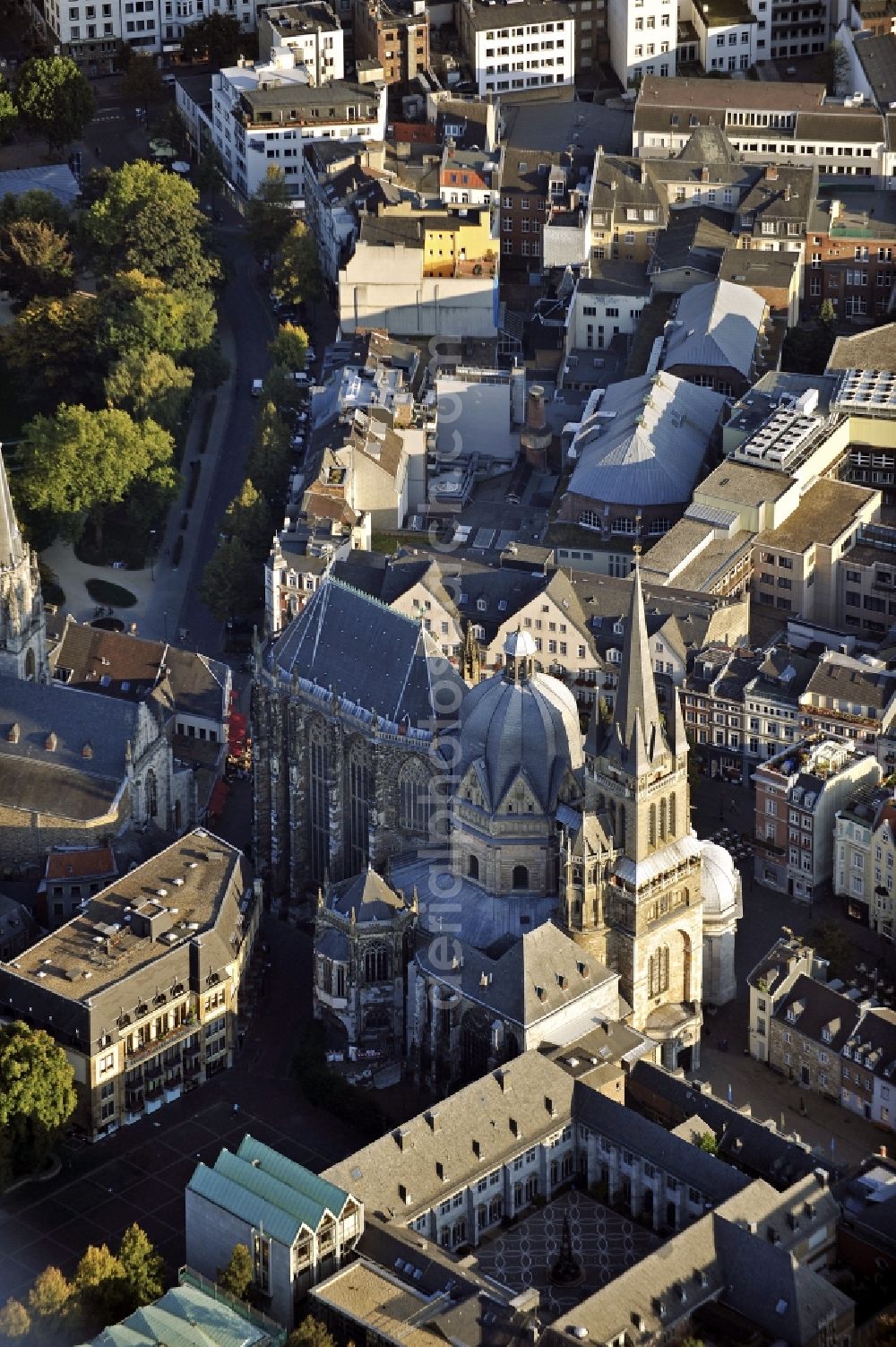 Aerial image Aachen - Church building of the cathedral of Aachener Dom on Domhof in Aachen in the state North Rhine-Westphalia, Germany