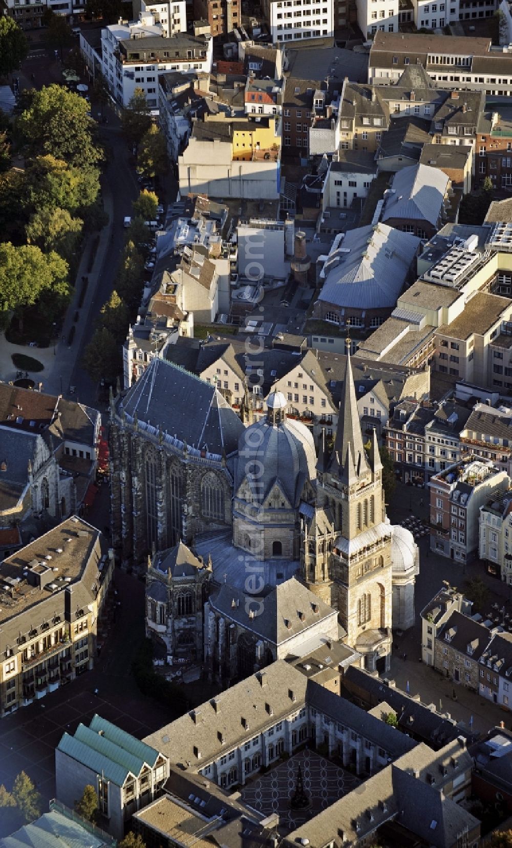 Aerial photograph Aachen - Church building of the cathedral of Aachener Dom on Domhof in Aachen in the state North Rhine-Westphalia, Germany