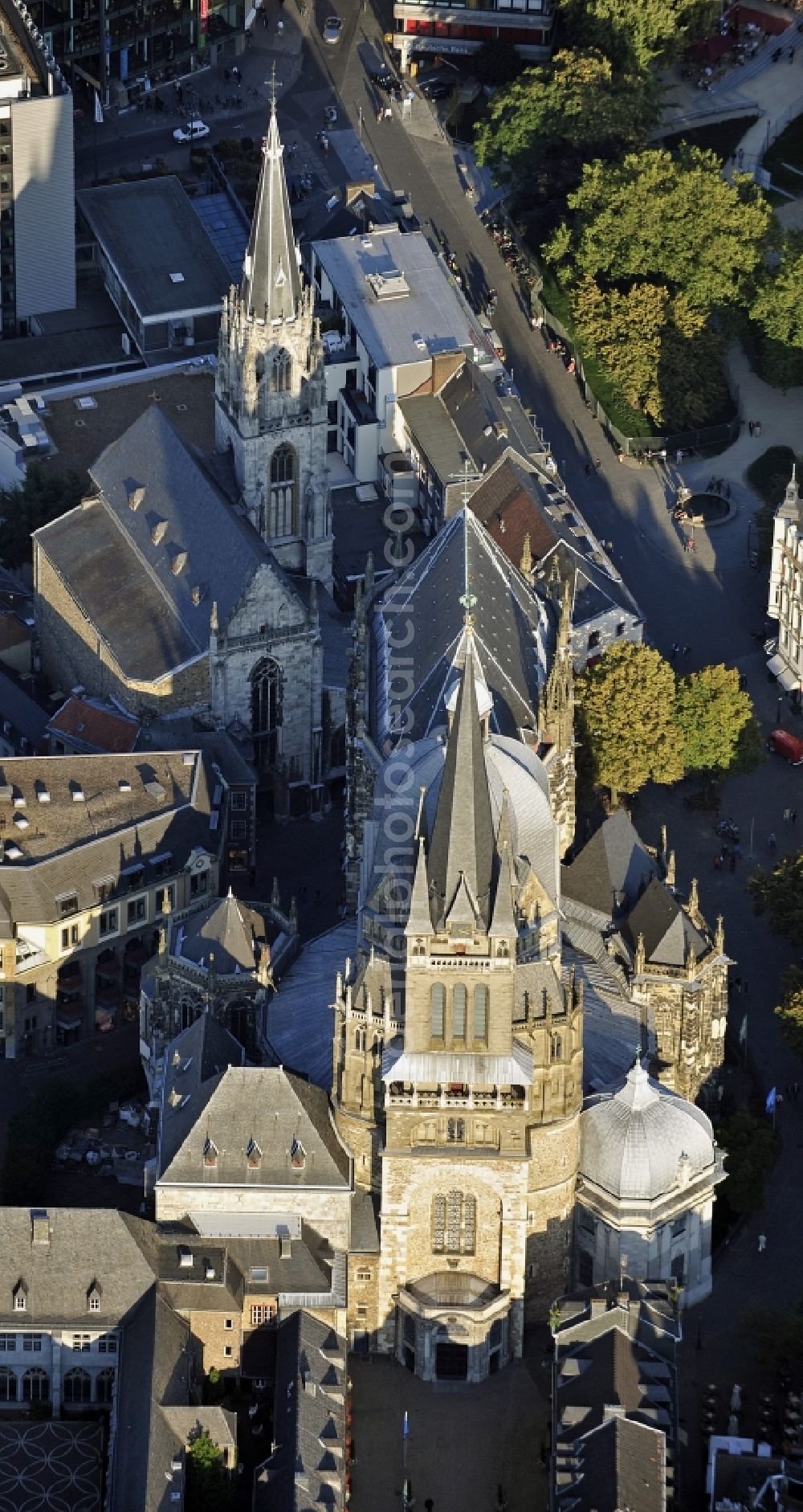 Aachen from the bird's eye view: Church building of the cathedral of Aachener Dom on Domhof in Aachen in the state North Rhine-Westphalia, Germany