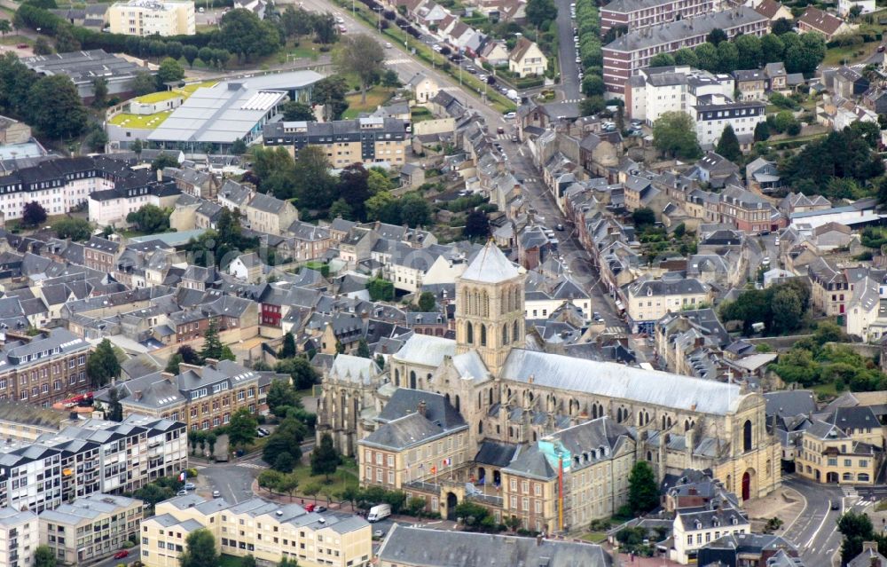 Fécamp from the bird's eye view: Church building of the cathedral of Abbatiale de la Sainte-Trinite on Place des ducs Richards in Fecamp in Normandie, France