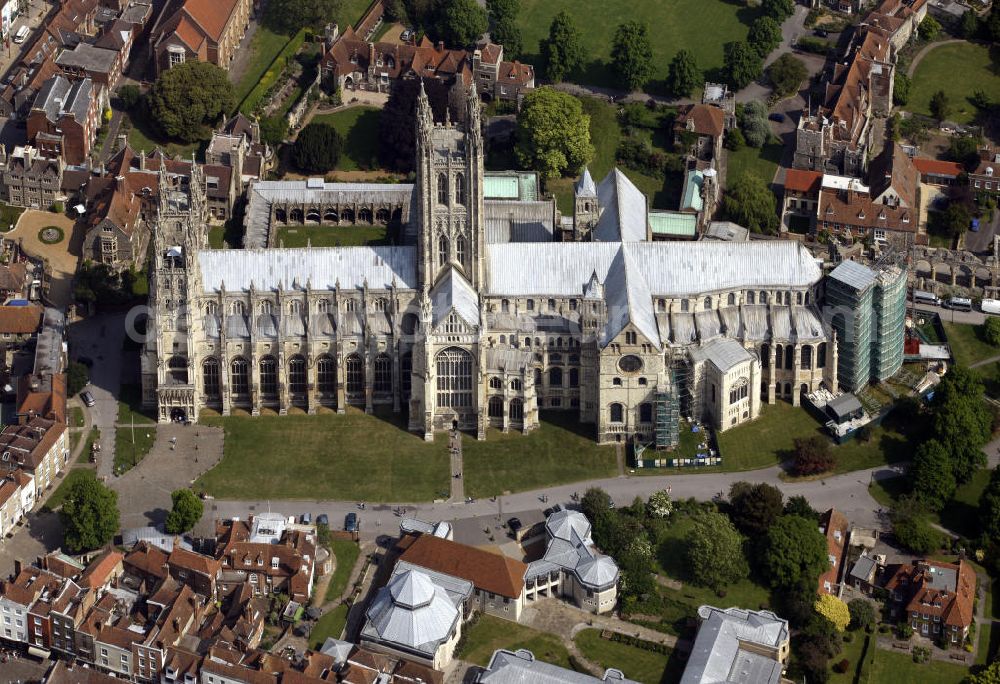 Aerial photograph Canterbury - Blick auf die gotische Kathedrale von Canterbury. Der Erzbischof von Canterbury steht an der Spitze der Anglikanischen Kirche. View of the Gothic Cathedral of Canterbury. The Archbishop of Canterbury is the head of the Anglican Church.