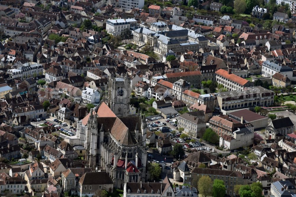 Aerial image Auxerre - Church building of the cathedral of Cathedrale Saint-Etienne d'Auxerre am Place Saint-Etienne in Auxerre in Bourgogne Franche-Comte, France