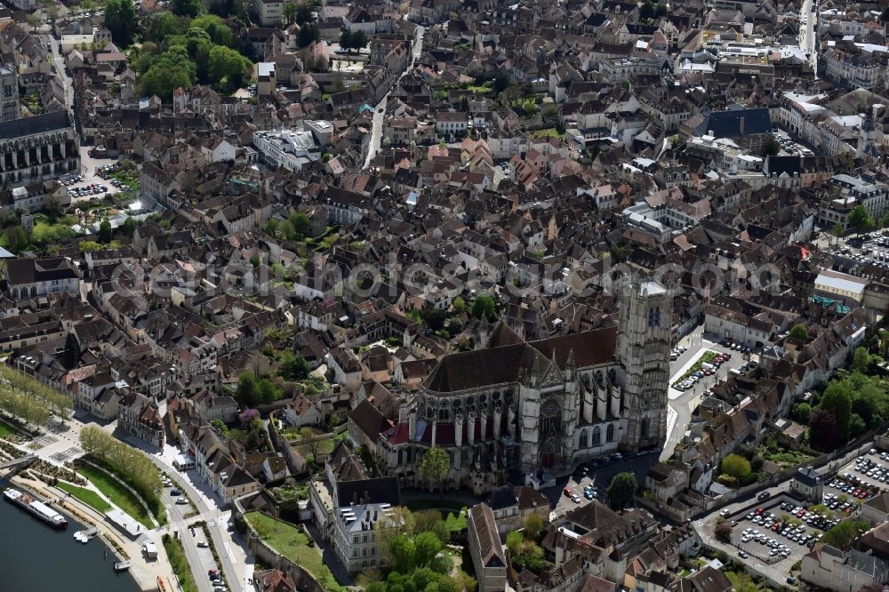 Aerial photograph Auxerre - Church building of the cathedral of Cathedrale Saint-Etienne d'Auxerre am Place Saint-Etienne in Auxerre in Bourgogne Franche-Comte, France