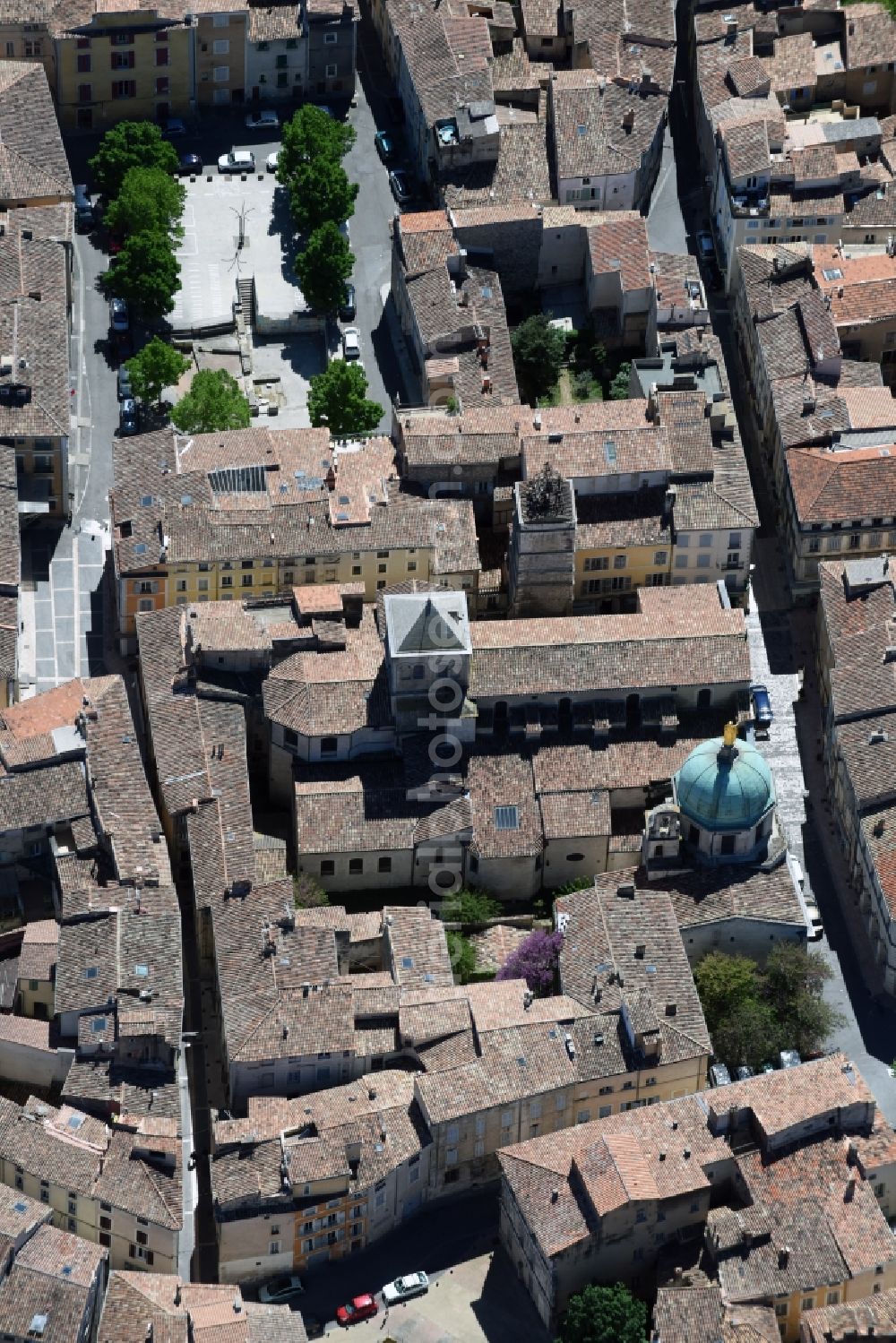 Aerial photograph Apt - Church building of the cathedral of Cathédrale Sainte-Anne in Apt in Provence-Alpes-Cote d'Azur, France