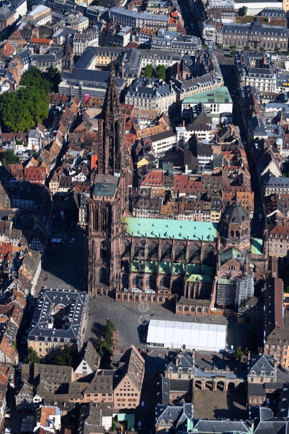 Strasbourg - Straßburg from the bird's eye view: Church building of the cathedral of Cathedrale Notre Dame de Strasbourg in Strasbourg in Grand Est, France