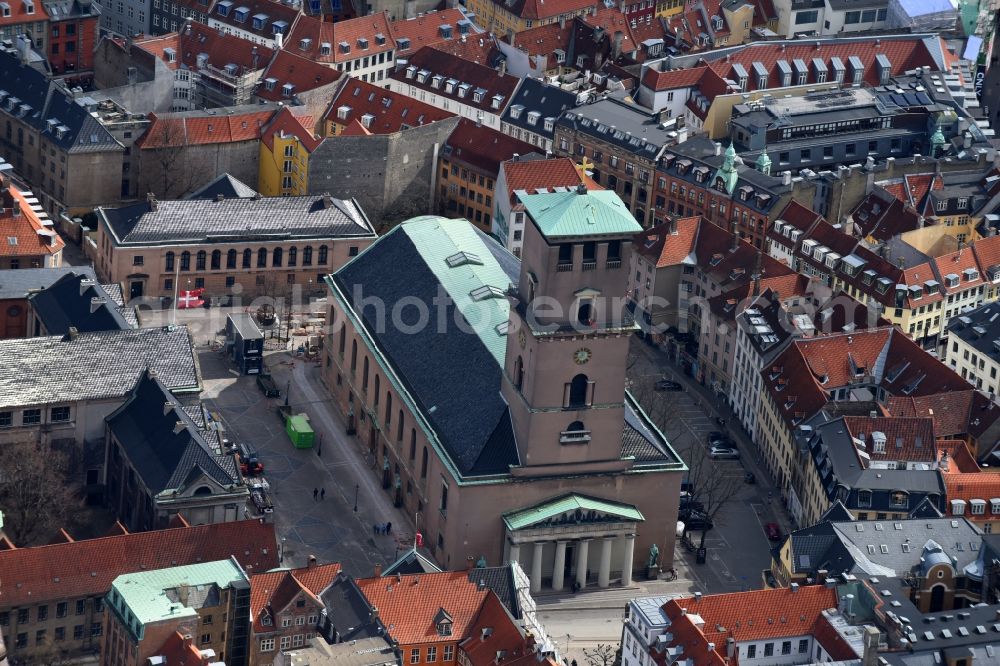 Kopenhagen from the bird's eye view: Church building of the cathedral of Copenhagen - Cathedral For Frue Kirke in Copenhagen in Region Hovedstaden, Denmark