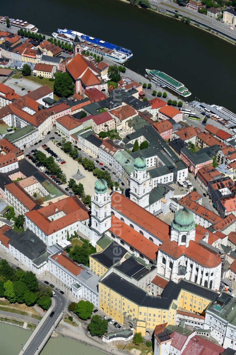 Aerial photograph Passau - Church building of the cathedral of - Dom St. Stephan on Domplatz in Passau in the state Bavaria, Germany