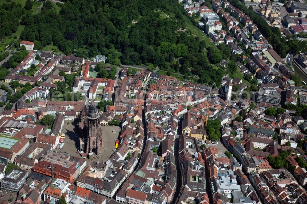 Freiburg im Breisgau from the bird's eye view: Church building of the cathedral of Freiburger Muenster on Muensterplatz in Freiburg im Breisgau in the state Baden-Wuerttemberg