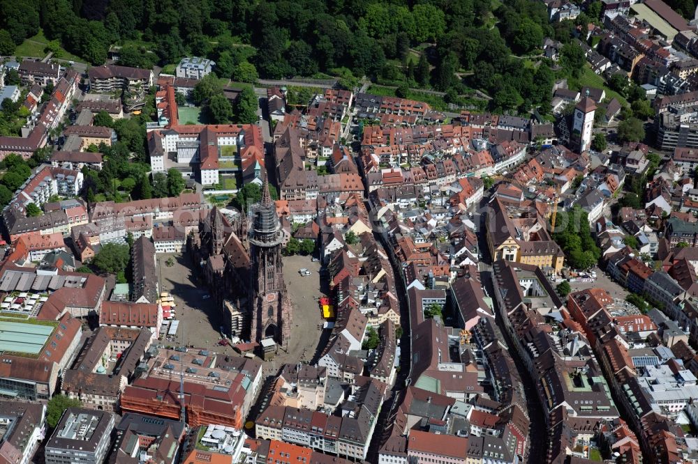 Aerial image Freiburg im Breisgau - Church building of the cathedral of Freiburger Muenster on Muensterplatz in Freiburg im Breisgau in the state Baden-Wuerttemberg