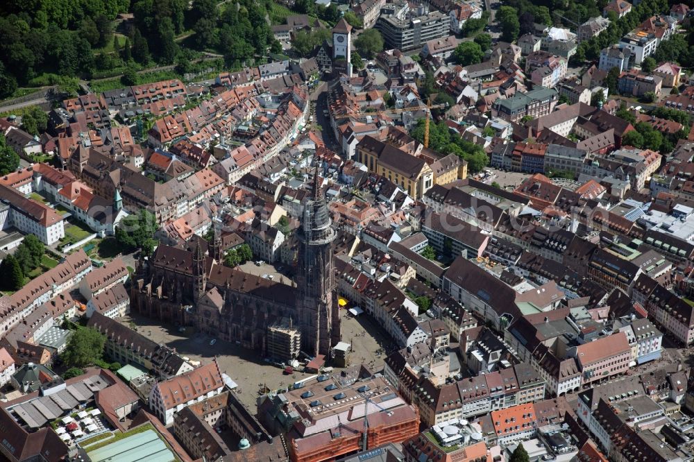 Aerial photograph Freiburg im Breisgau - Church building of the cathedral of Freiburger Muenster on Muensterplatz in Freiburg im Breisgau in the state Baden-Wuerttemberg