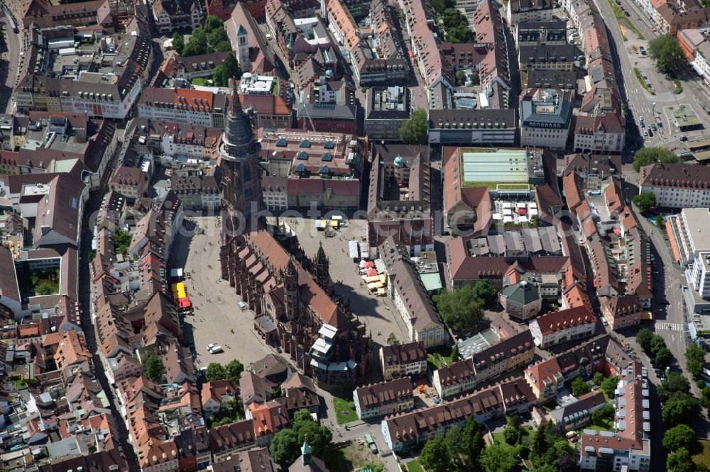 Freiburg im Breisgau from the bird's eye view: Church building of the cathedral of Freiburger Muenster on Muensterplatz in Freiburg im Breisgau in the state Baden-Wuerttemberg