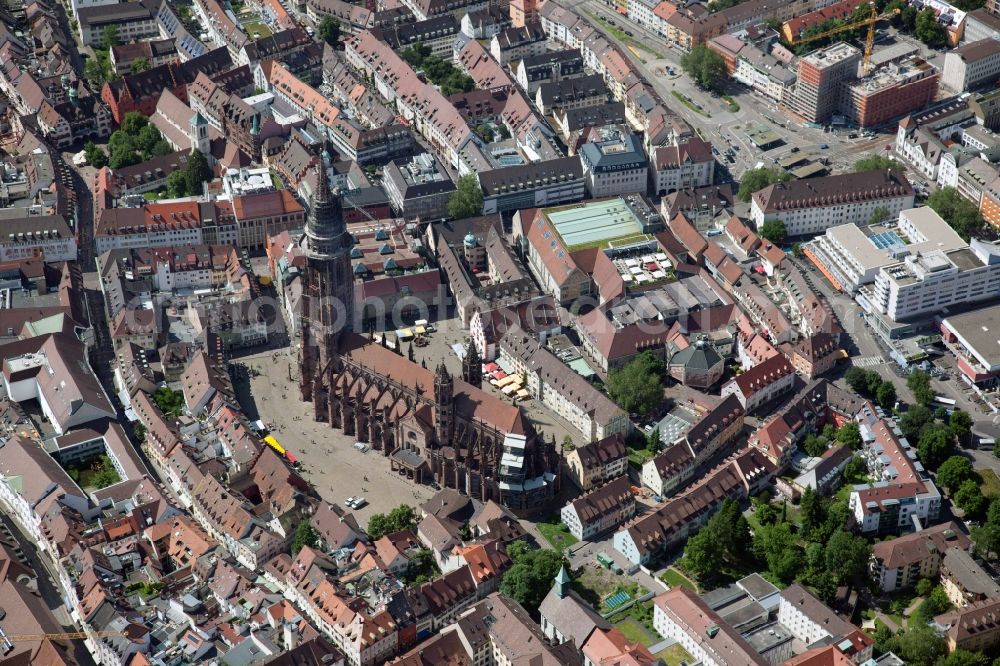 Aerial image Freiburg im Breisgau - Church building of the cathedral of Freiburger Muenster on Muensterplatz in Freiburg im Breisgau in the state Baden-Wuerttemberg