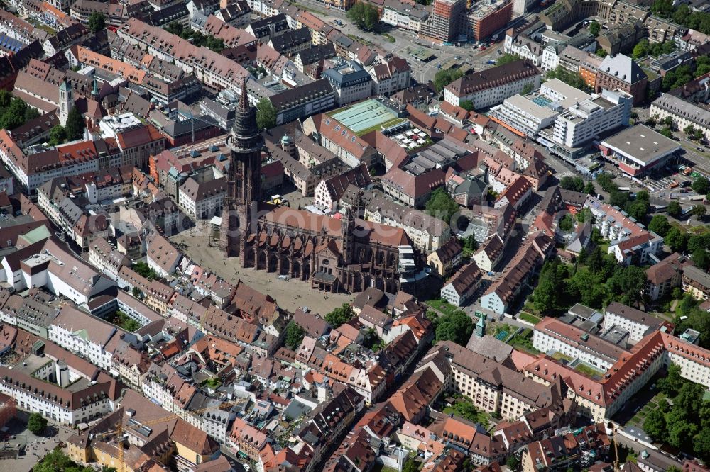 Aerial photograph Freiburg im Breisgau - Church building of the cathedral of Freiburger Muenster on Muensterplatz in Freiburg im Breisgau in the state Baden-Wuerttemberg