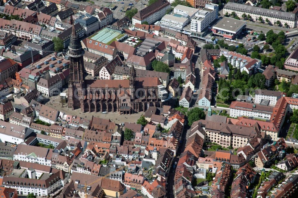 Aerial photograph Freiburg im Breisgau - Church building of the cathedral of Freiburger Muenster on Muensterplatz in Freiburg im Breisgau in the state Baden-Wuerttemberg