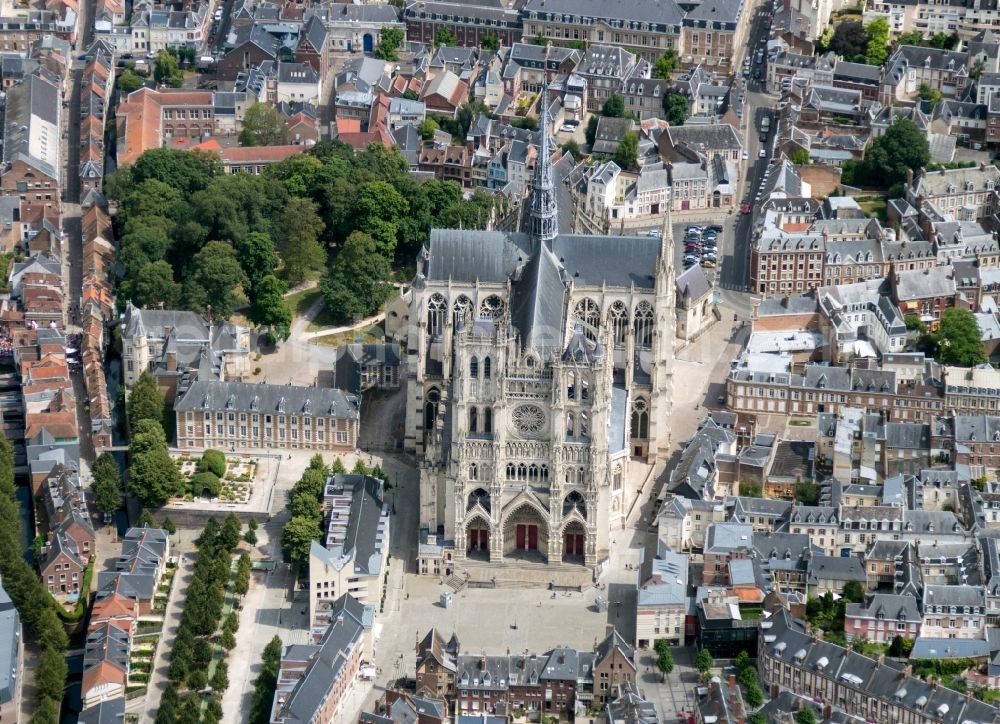 Aerial photograph Amiens - Church building of the cathedral of Notre Dame in Amiens in Hauts-de-France, France