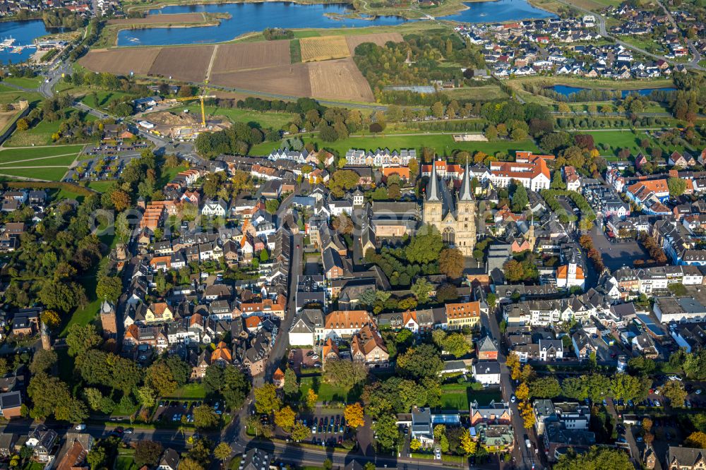 Xanten from the bird's eye view: Church building of the cathedral of Sankt Viktor in Xanten in the state North Rhine-Westphalia, Germany