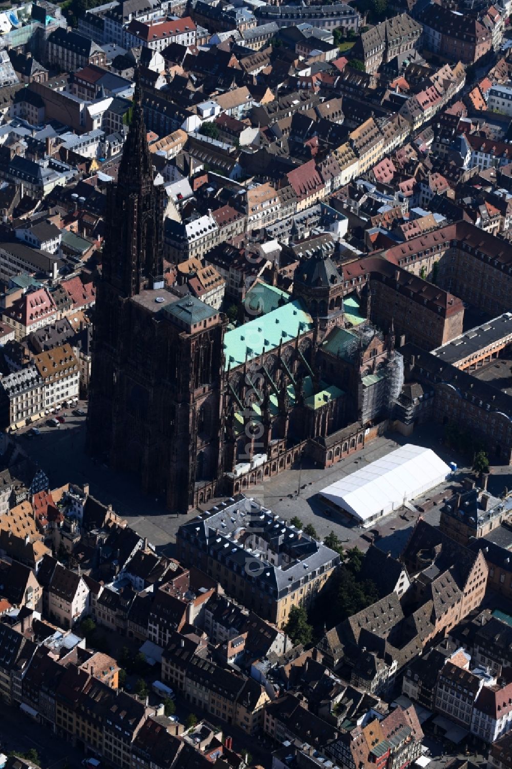 Aerial photograph Strasbourg - Straßburg - Church building of the cathedral of Strassburger Muenster Cathedrale Notre Dame de Strasbourg in Strasbourg in Grand Est, France