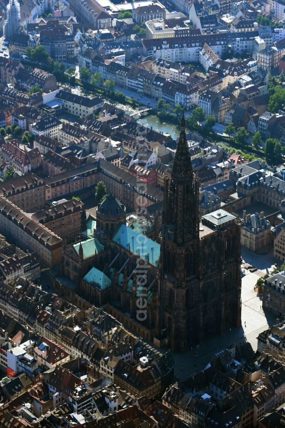 Aerial photograph Strasbourg - Straßburg - Church building of the cathedral of Strassburger Muenster Cathedrale Notre Dame de Strasbourg in Strasbourg in Grand Est, France