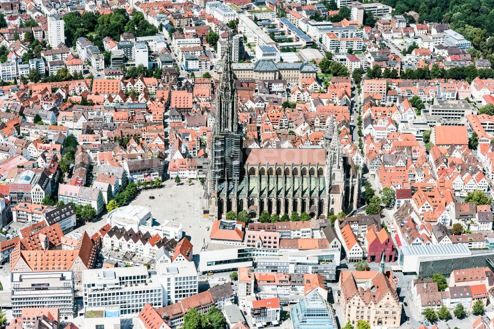 Ulm from the bird's eye view: Church building of the cathedral of Ulmer Muenster on Muensterplatz in Ulm in the state Baden-Wuerttemberg