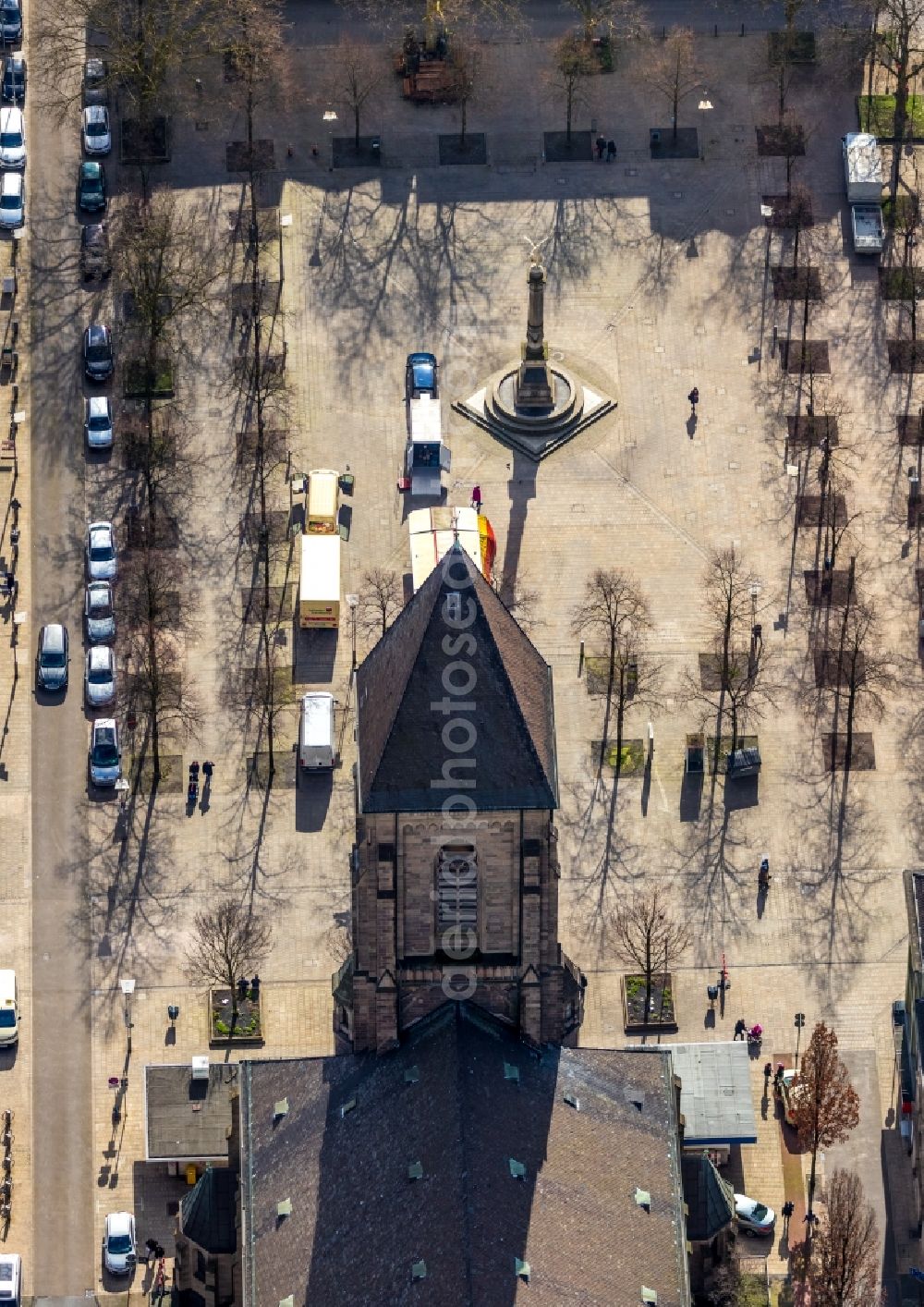 Oberhausen from the bird's eye view: Church building Katholische Kirche on Altmarkt and Jobcenter Oberhausen on Marktstrasse in Oberhausen in the state North Rhine-Westphalia, Germany