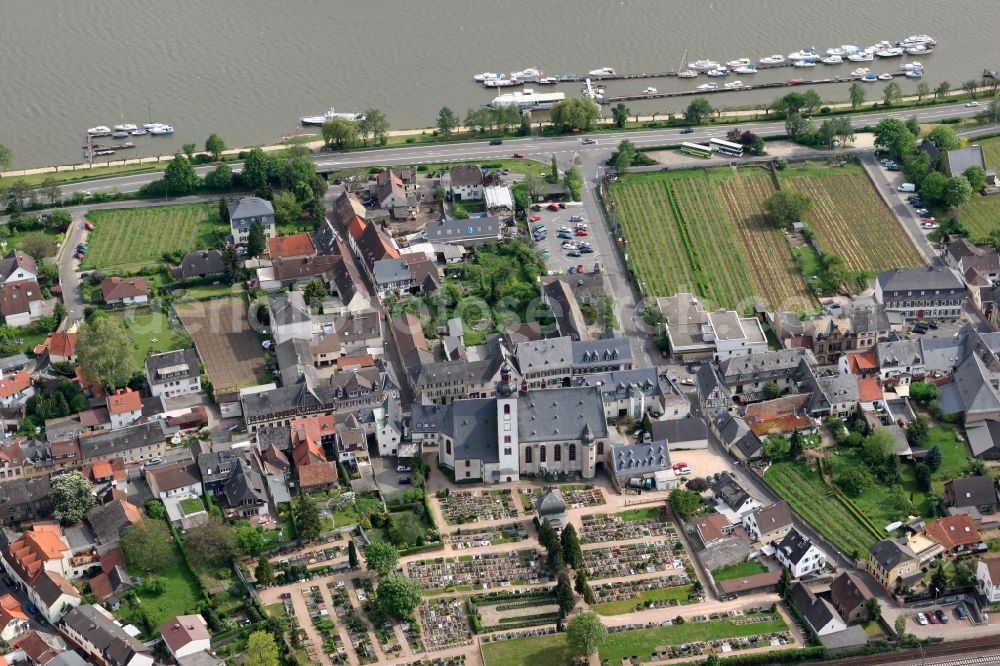 Aerial photograph Oestrich-Winkel - Catholic church St. Walpurga at the Hauptstrasse with adjoining cemetery in Oestrich-Winkel in Hesse