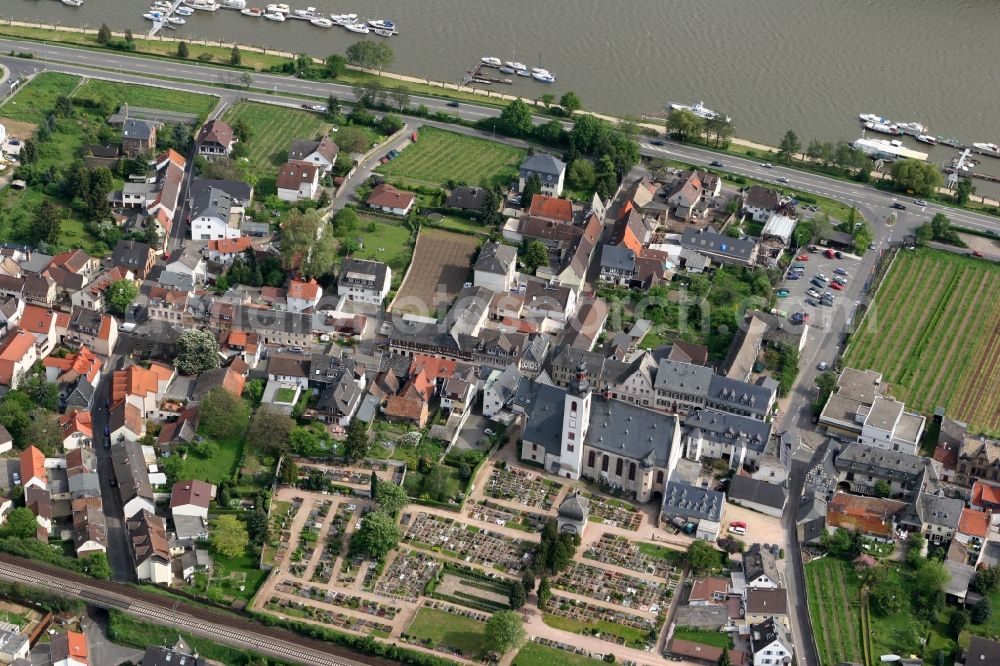 Oestrich-Winkel from above - Catholic church St. Walpurga at the Hauptstrasse with adjoining cemetery in Oestrich-Winkel in Hesse