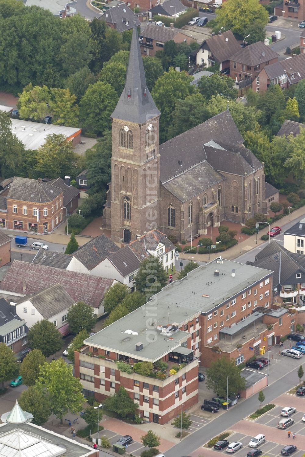 Aerial image Alpen - View on the catholic Parish Curch of St. Ulrich in Ulrichstrasse in Alpen in the state North Rhine-Westphalia NRW. The church is a listed building, around it lies the residential area