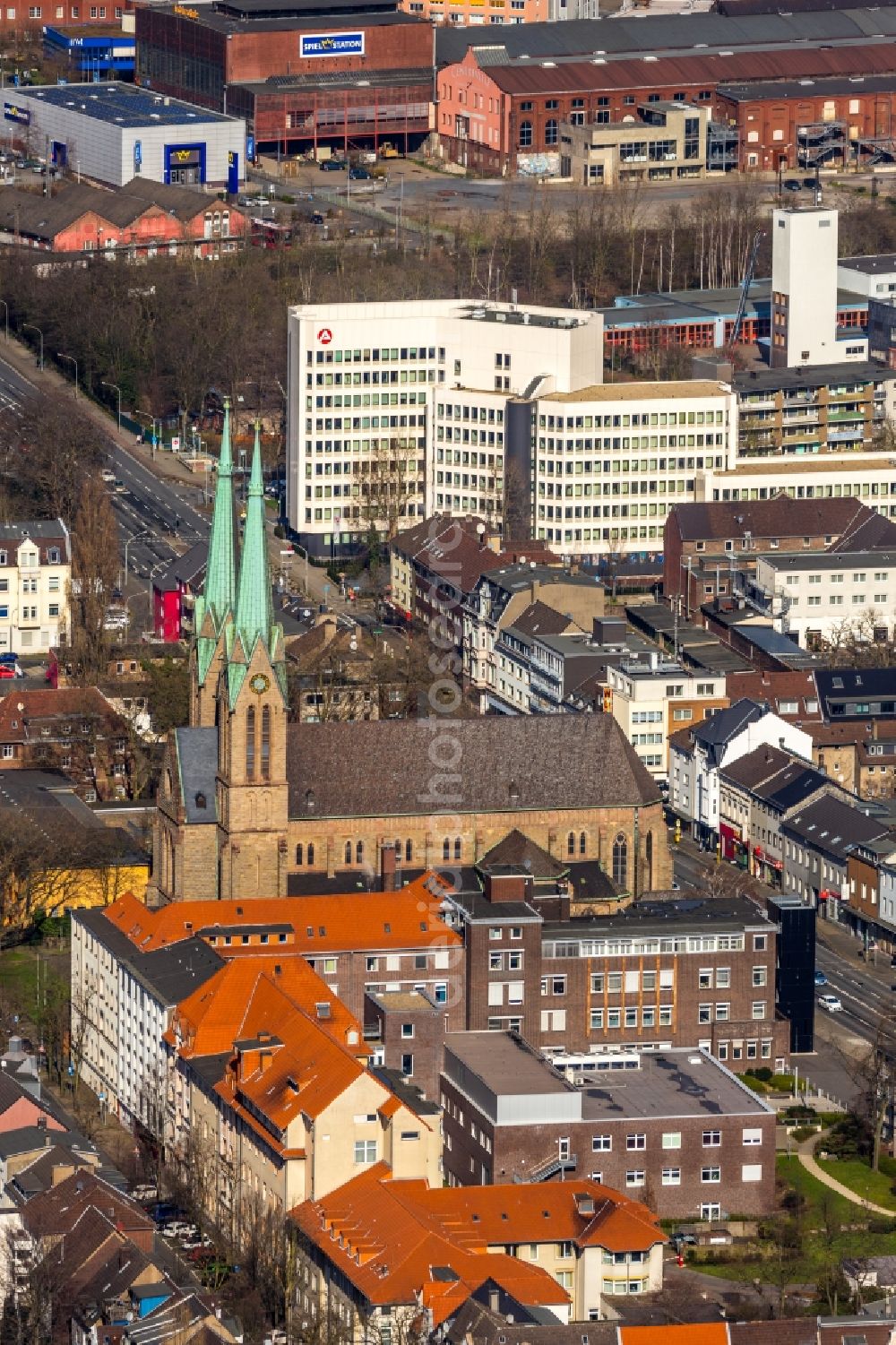 Aerial photograph Oberhausen - Church building of katholischen Kirchgemeinde St.Marien in the district Marienviertel in Oberhausen in the state North Rhine-Westphalia, Germany