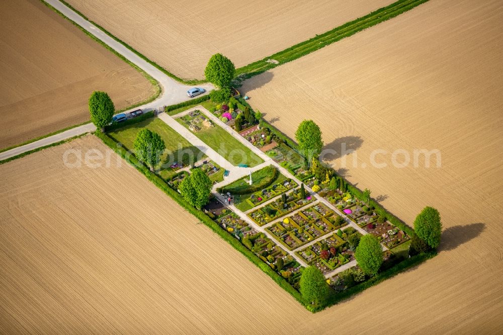 Hamm from the bird's eye view: Catholic cemetery at Friedrich-Bergmann-way in Hamm in the state North Rhine-Westphalia